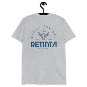 Comprar Camiseta "gris deep" Estilo SURFeño RETINTA®️ - Surf, Skate & Snowboard - Tarifa, Cádiz. Detalle de percha ilustración espalda. Visita nuestra tienda online.