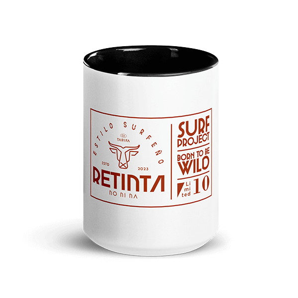 Vista frontal Taza de cerámica EDICIÓN SUPERLIMITADA 10 UD. Color interior Negro o Azul. Ilustración emblema de la campaña "Born to be Wild surf project" Tinta. Parte del Crowdfunding de recompensa Retinta®️ Surf, Skate y Snowboard, marca de Tarifa, Cádiz. Microfinanciación colectiva.